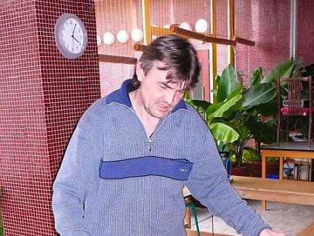 Den před vlastní burzou bylo nutno rozmístit všechna akvária. Na obrázku Pepa Tomanec - hlavní organizátor akce.