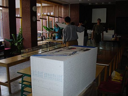 Bylo potřeba nachystat spoustu věcí, každé akvárium se muselo vypodložit.