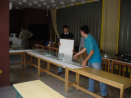 Je nutno dobře rozmyslet jak akvária umístit, aby se do sálu vlezli všichni prodejci.