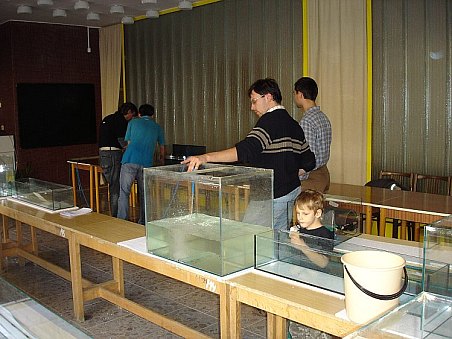 Rozmísťování nádrží se účastnili i nejmenší členové klubu, naštěstí aniž by se stalo něco jim či nádržím.