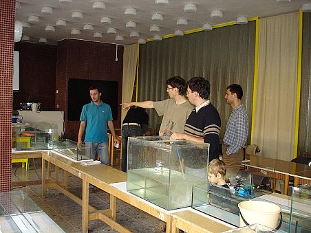 A začínají se napouštět nádrže. Předtím je ale bylo nutno pořádně vydrhnout. Tuto nádrž drhnutí teprve čeká.