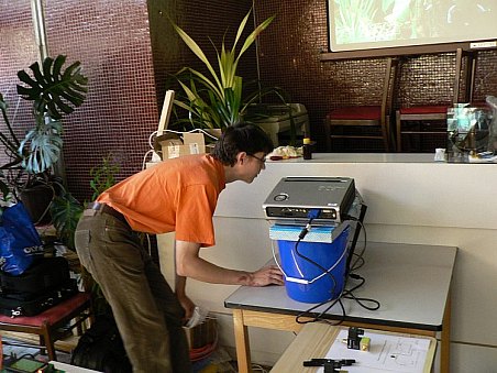 Martin (Technik) ladí projektor, pomocí nějž byly promítány na plátno záběry z různých akvárií. Jako podložka posloužil kvalitní kbelík.