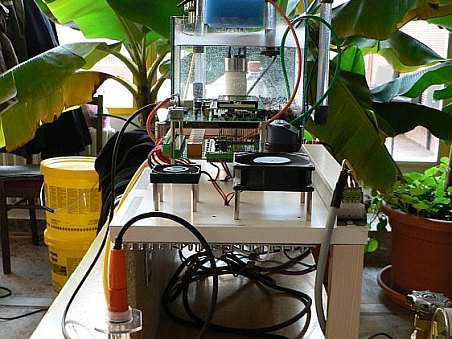 Pohled na řídící jednotku zabudovanou do modelového akvária. Opravdu vše se dalo demostrovat: dávkování CO2, regulace denního i nočního osvětlení, řízení ventilátorů atd.