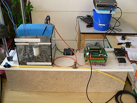 A ještě jeden pohled na modelové akvárium s řídící jednotkou předváděné Martinem.