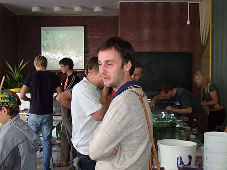 V popředí Tom (Pytel), v pozadí probíhala nepřetržitá projekce záběrů akvárií.