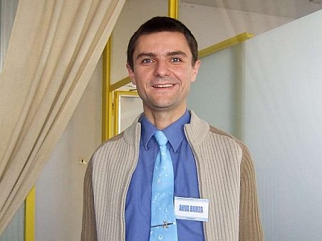 Jiřík, autor velké části fotografií, ve své tématicky zaměřené, ručně malované kravatě.