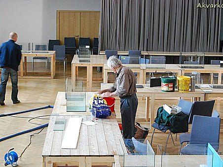 Jako poslední prodejce opouštěl stůl pan Nožička.