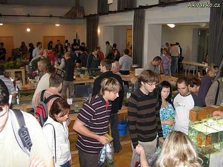 Lidé přicházejí.