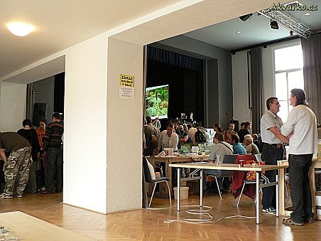 Prodejci a pořadatelé v družném rozhovoru.