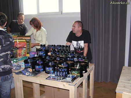 Plný stůl krmiva a pan Braňo Martinovský.