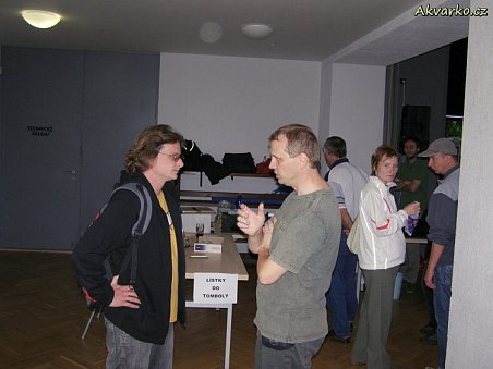 Roman v diskusi s reportérem od novin.