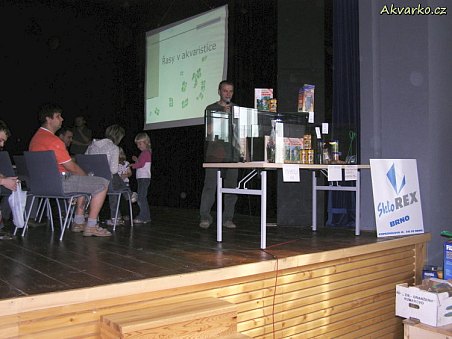 Výborný konferenciér Roman zahajuje Tombolu.