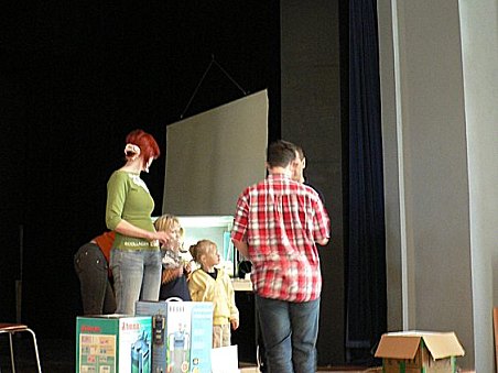 Výherce přebírá cenu